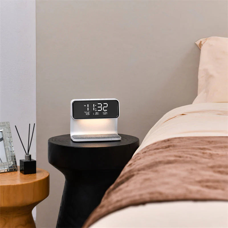 Restfield 3-In-1 Slimme Nachtlamp – Dimbaar, Draadloos Opladen & Wekker
