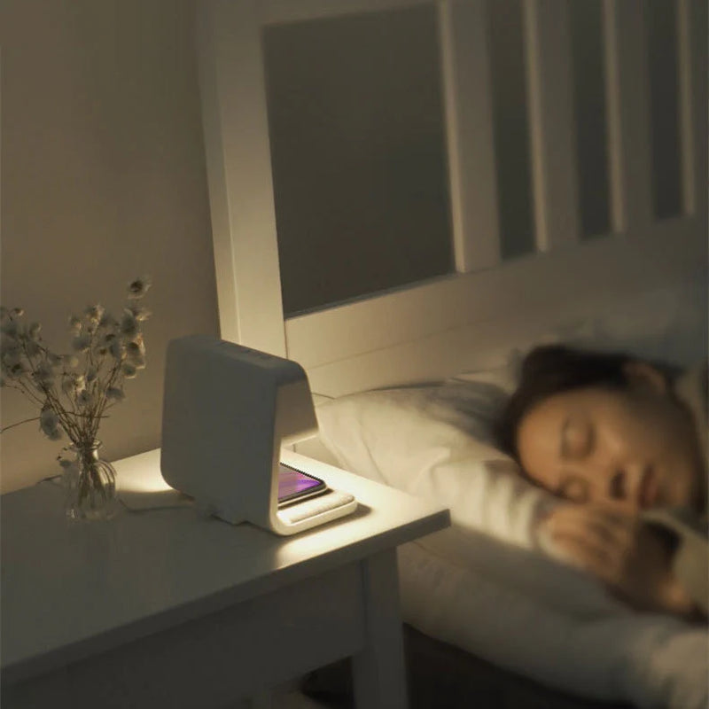 Restfield 3-In-1 Slimme Nachtlamp – Dimbaar, Draadloos Opladen & Wekker